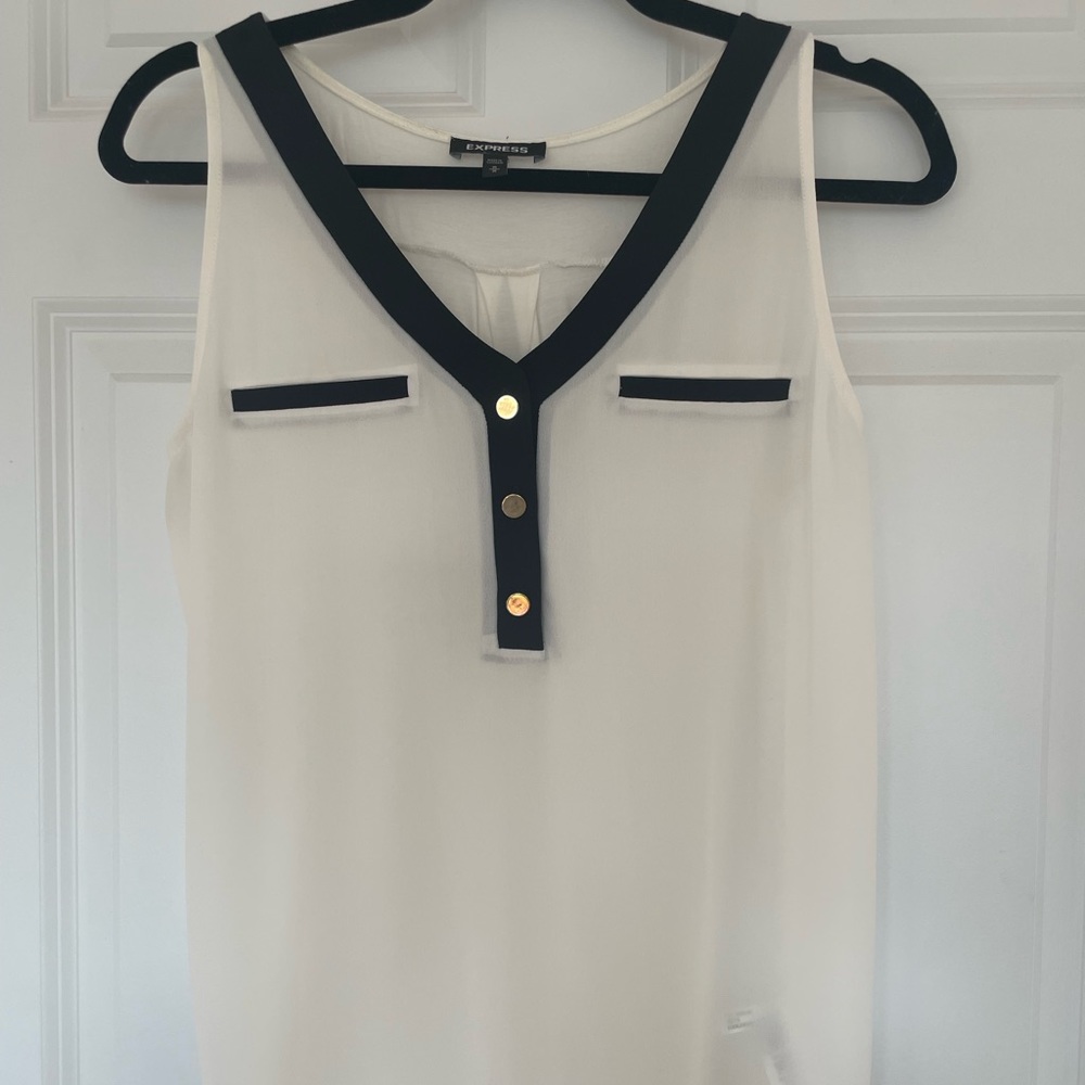 Express Button Detail V-neck Tank Top